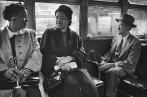 Rosa Parks sentada en un autobús público