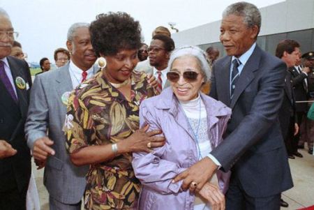 Winnie y Nelson Mandela saludan a Rosa Parks en Detroit. Nelson Mandela, que acababa de ser liberado de prisión estaba de de gira en los Estados Unidos. 28 de junio de 1990