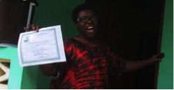 La misionera Paciencia muestra el documento que certifica que ya no tiene Ébola