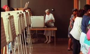 Rosa Parks ejerciendo su derecho al voto (Detroit 1996)